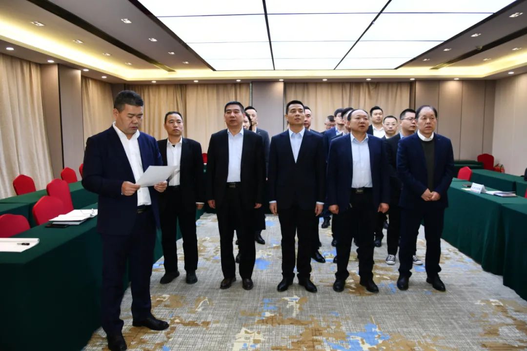 龍鋼集團(tuán)召開“三心承諾”啟動儀式暨商務(wù)禮儀培訓(xùn)會 龍鋼集團(tuán)召開“三心承諾”啟動儀式暨商務(wù)禮儀培訓(xùn)會