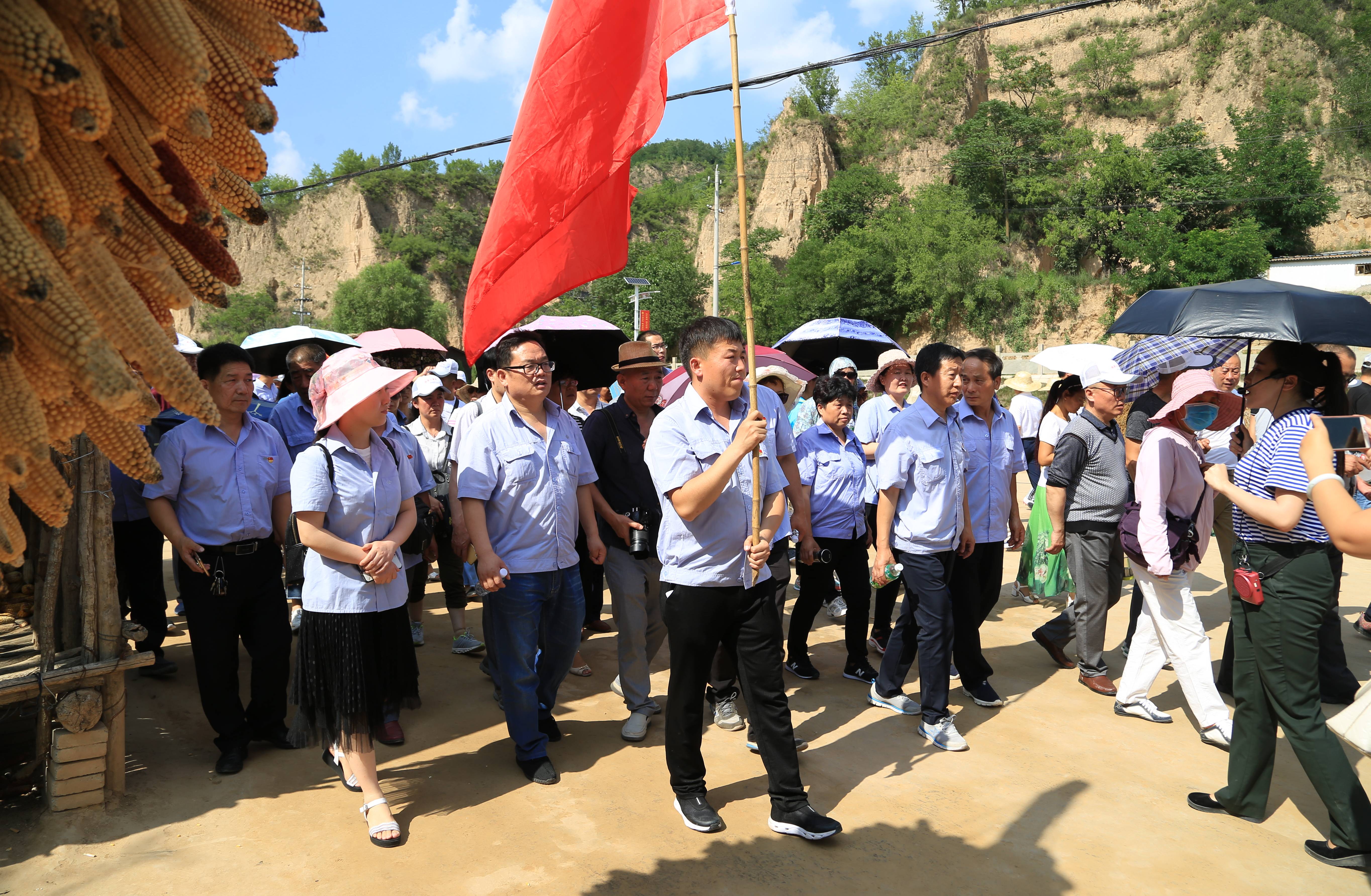 不忘初心 牢記使命 砥礪前行－－綜合服務公司黨總支赴梁家河開展主題黨日活動