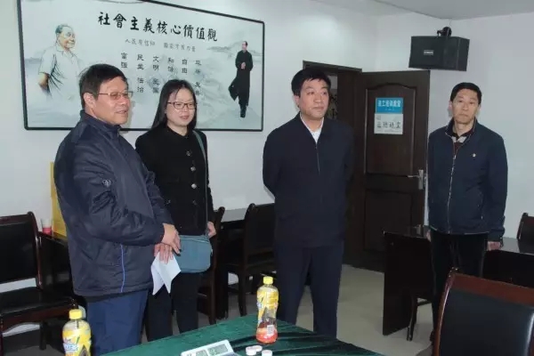 集團領(lǐng)導(dǎo)為備戰(zhàn)“昆鋼杯”棋牌賽隊員鼓勁加
