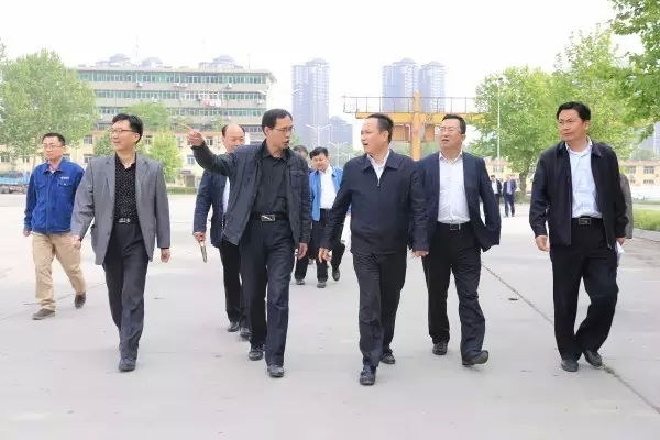蓮湖區(qū)區(qū)長(zhǎng)到西鋼、紅光物流公司視察工作