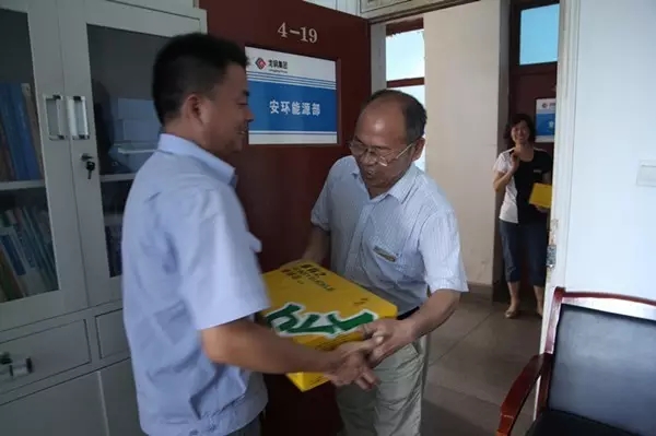 龍鋼集團(tuán)公司領(lǐng)導(dǎo)為廣大職工“送清涼”