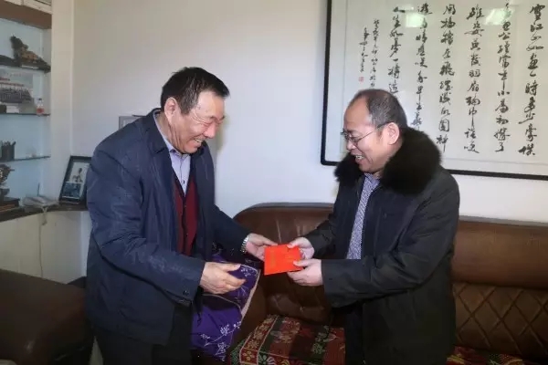 龍鋼集團公司黨政領(lǐng)導(dǎo)節(jié)前看望慰問韓城片區(qū)離退休老干部