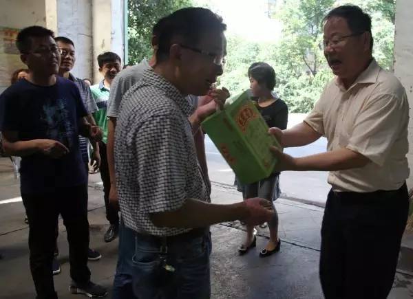 董銀師、史明奇、陳輝一行到基層單位慰問送清涼