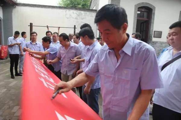 龍鋼集團開展紀(jì)念建軍90周年復(fù)轉(zhuǎn)退伍軍人革命傳統(tǒng)教育活動