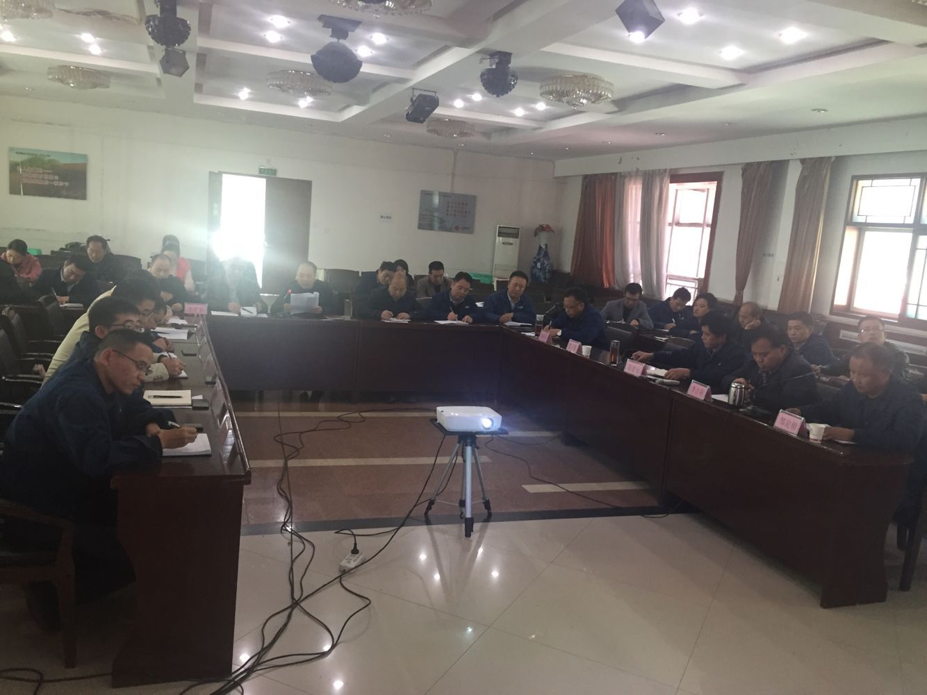 大西溝礦業(yè)公司組織黨員干部學習違反中央八項規(guī)定精神典型案例通報 大西溝礦業(yè)公司組織黨員干部學習違反中央八項規(guī)定精神典型案例通報