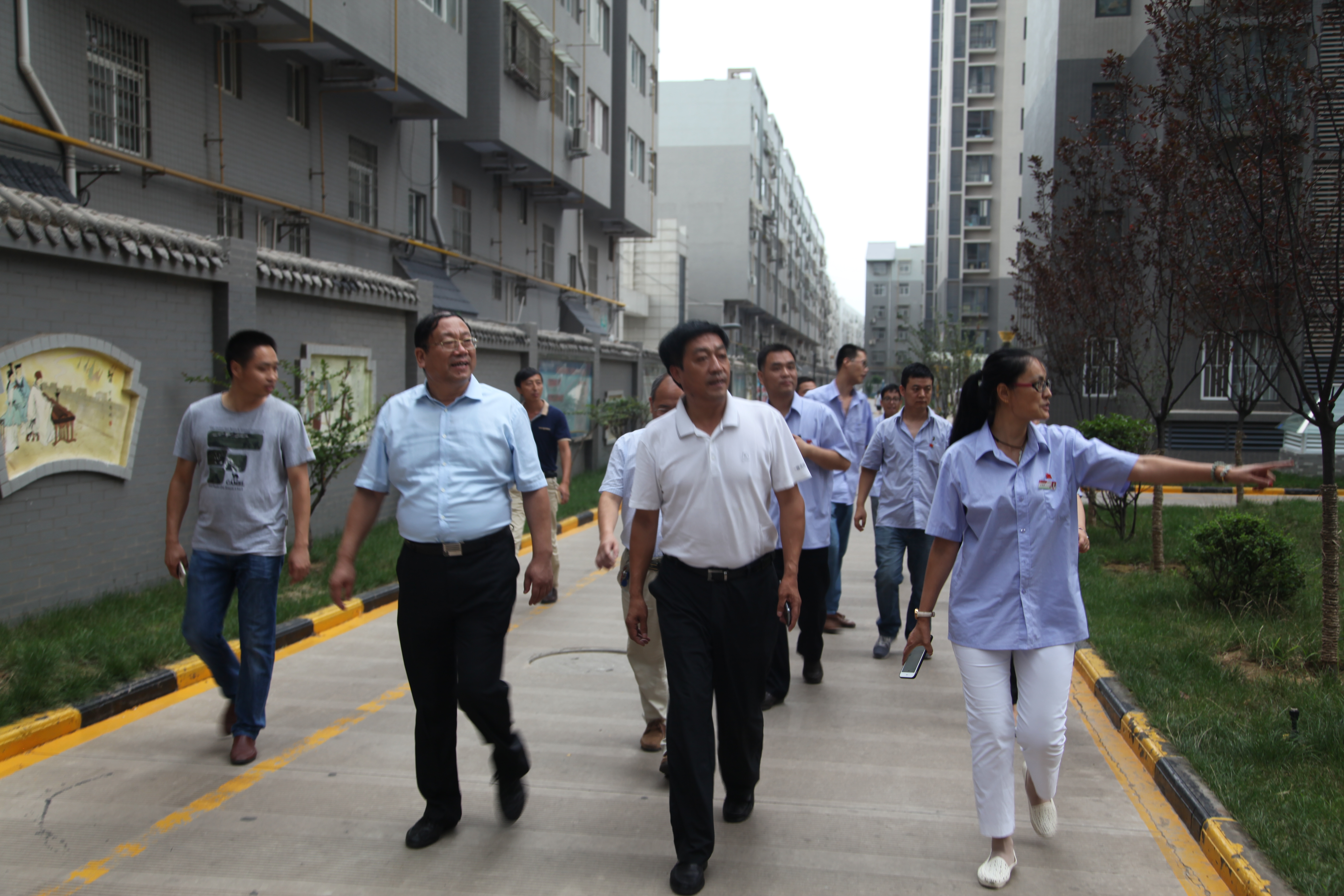 陜鋼集團(tuán)工會(huì)主席陳敏鋒到禹錦園小區(qū)慰問(wèn)“送清涼”